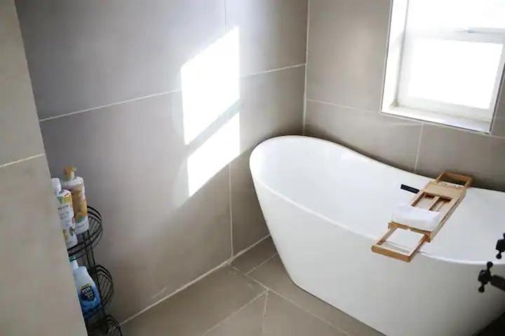 Serene Modern Backdoor With Great Wifi, Games, Movies, Patio Seating And Bbq Easy Access To North Joshua Tree National Park In 10 Minutes Holiday home