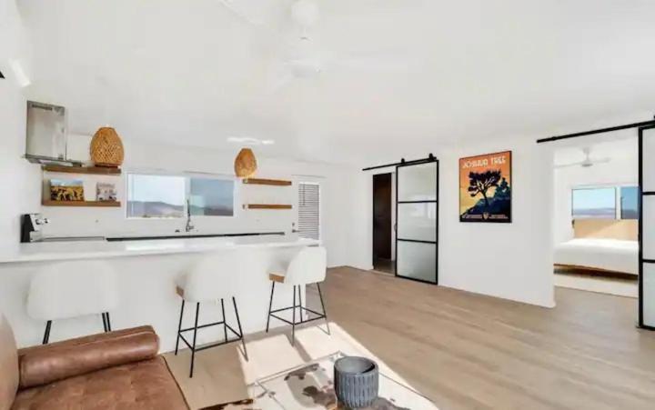 Serene Modern Backdoor With Great Wifi, Games, Movies, Patio Seating And Bbq Easy Access To North Joshua Tree National Park In 10 Minutes *