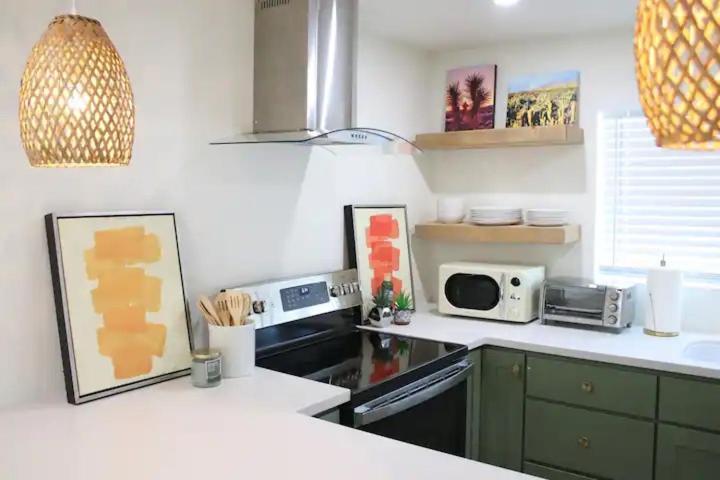 Serene Modern Backdoor With Great Wifi, Games, Movies, Patio Seating And Bbq Easy Access To North Joshua Tree National Park In 10 Minutes *