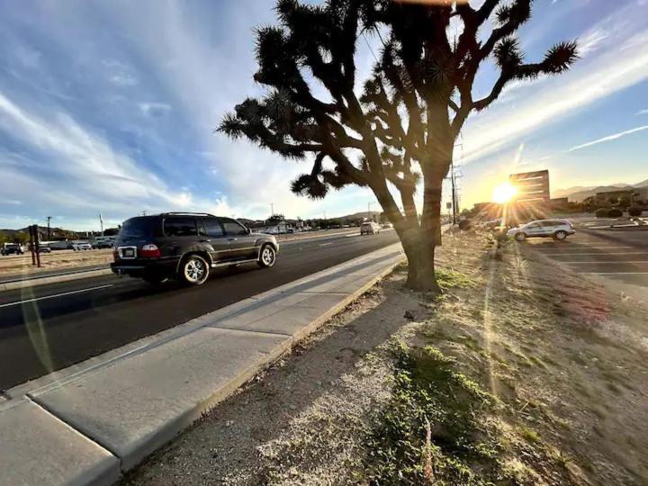 Serene Modern Backdoor With Great Wifi, Games, Movies, Patio Seating And Bbq Easy Access To North Joshua Tree National Park In 10 Minutes *