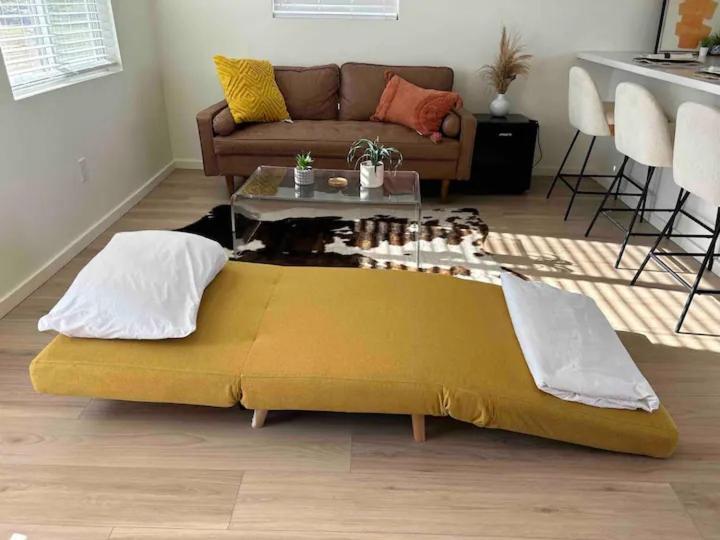 Serene Modern Backdoor With Great Wifi, Games, Movies, Patio Seating And Bbq Easy Access To North Joshua Tree National Park In 10 Minutes