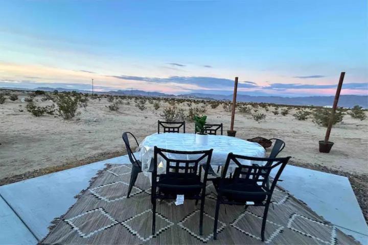 Serene Modern Backdoor With Great Wifi, Games, Movies, Patio Seating And Bbq Easy Access To North Joshua Tree National Park In 10 Minutes