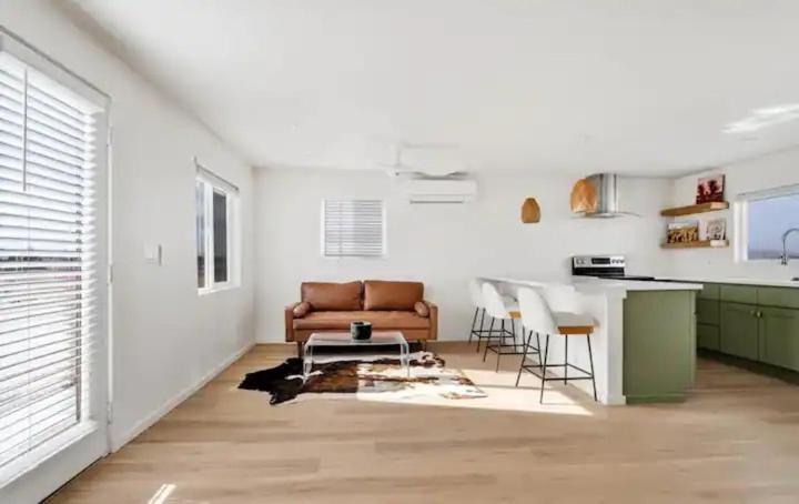Serene Modern Backdoor With Great Wifi, Games, Movies, Patio Seating And Bbq Easy Access To North Joshua Tree National Park In 10 Minutes *