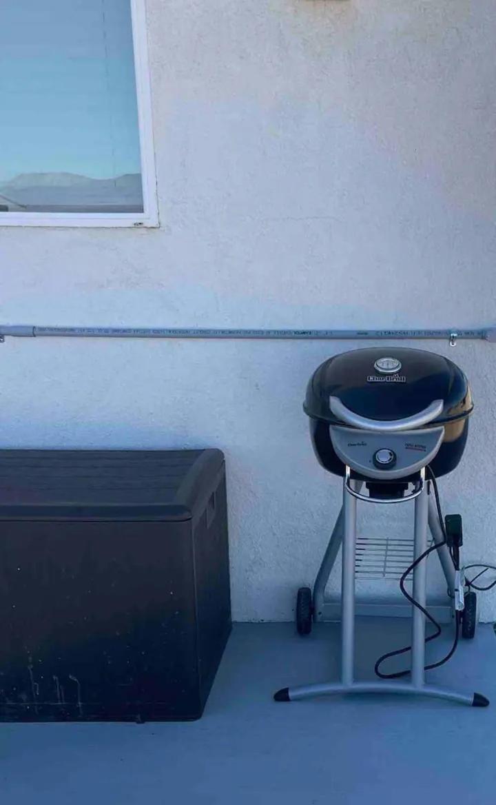 Serene Modern Backdoor With Great Wifi, Games, Movies, Patio Seating And Bbq Easy Access To North Joshua Tree National Park In 10 Minutes