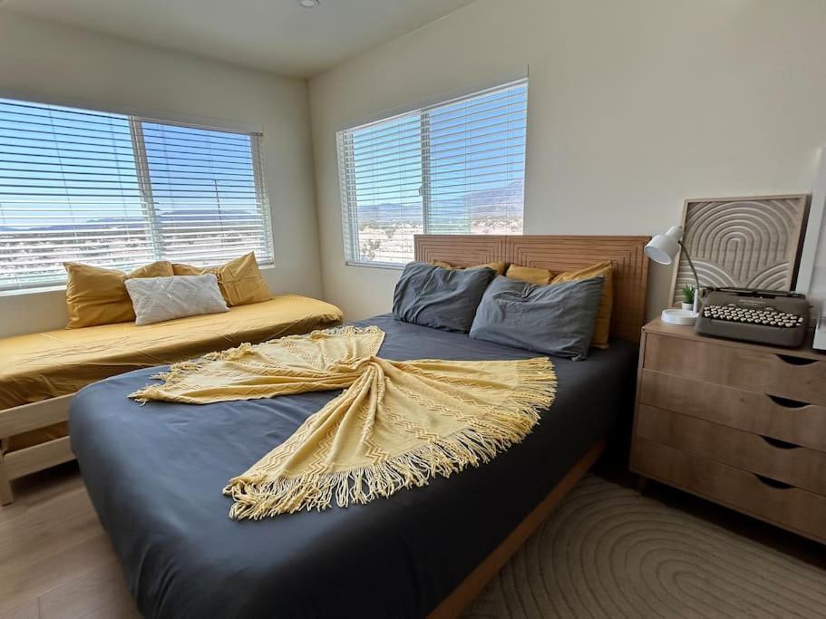 Serene Modern Backdoor With Great Wifi, Games, Movies, Patio Seating And Bbq Easy Access To North Joshua Tree National Park In 10 Minutes