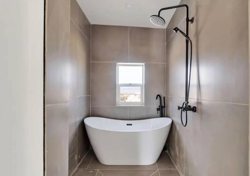 Serene Modern Backdoor With Great Wifi, Games, Movies, Patio Seating And Bbq Easy Access To North Joshua Tree National Park In 10 Minutes * Twentynine Palms