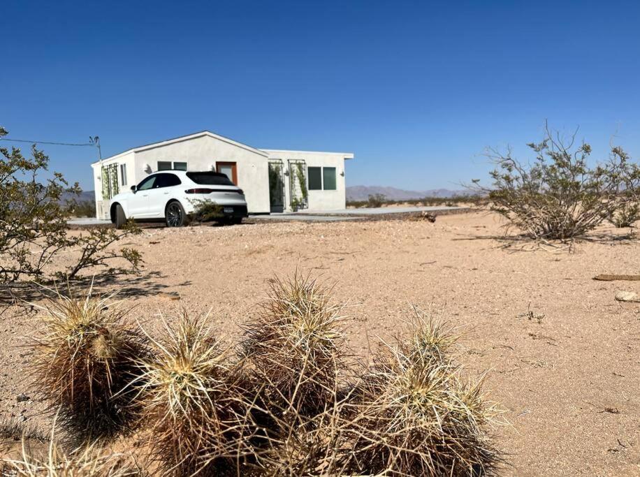 Serene Modern Backdoor With Great Wifi, Games, Movies, Patio Seating And Bbq Easy Access To North Joshua Tree National Park In 10 Minutes *