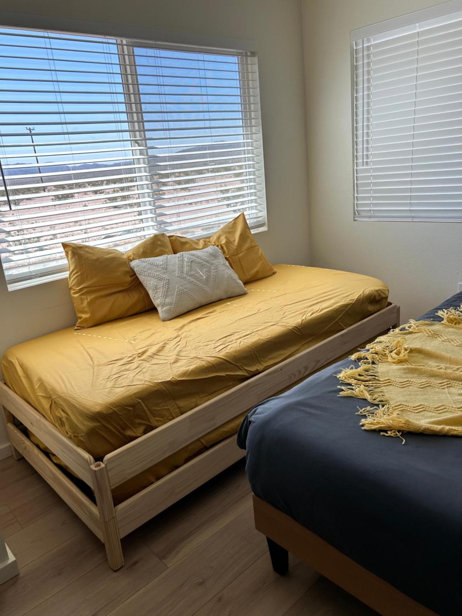 Serene Modern Backdoor With Great Wifi, Games, Movies, Patio Seating And Bbq Easy Access To North Joshua Tree National Park In 10 Minutes Holiday home *